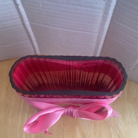 Oval shaped pink glass vase about 6.5 x 5 x 1.5 in. Use alone or for flowers. - Picture 3 of 7